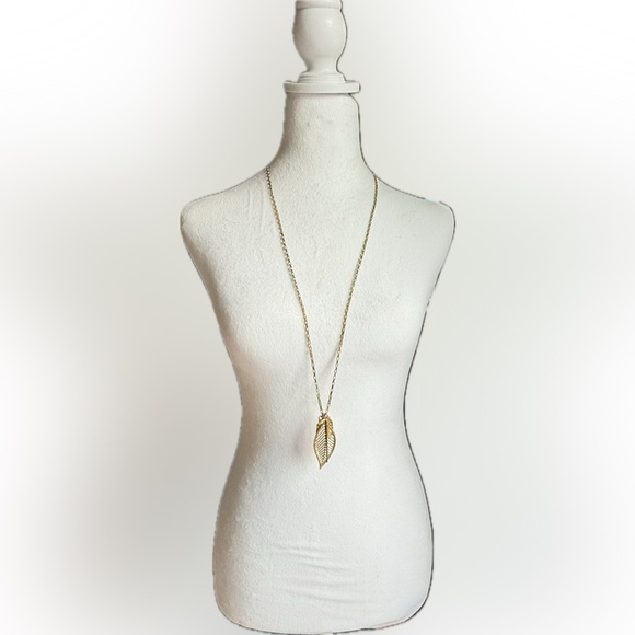 🍂 18” Gold Tone Leaf with Rhinestones Pendant and Charms Necklace - Picture 4 of 9